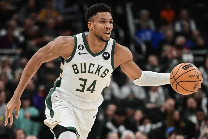 球天下体育-阿德托昆博半场5投2中，罚球4中4得到8分7篮板5助攻